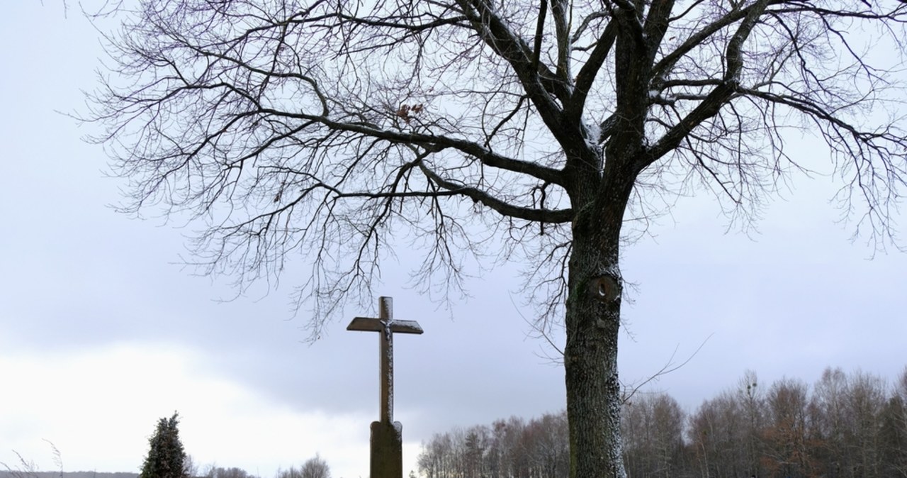 Pieniądze zostawił im pod krzyżem. 89-latek oszukany na 100 tys. zł