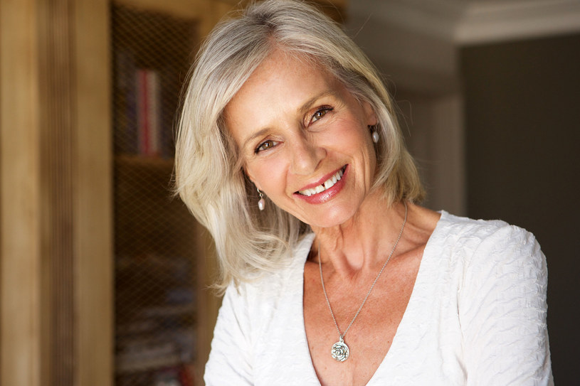 3 fryzury dla siwych włosów. Wyglądają pięknie bez farbowania