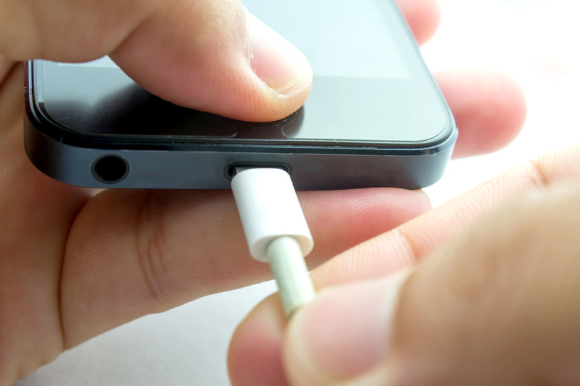 Ładujesz telefon w nocy? Ten błąd zagraża twojemu bezpieczeństwu