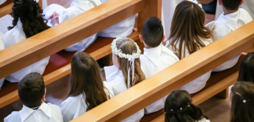 Poruszenie we wrocławskiej parafii. Ksiądz zażyczył sobie za komunię niebotycznej kwoty