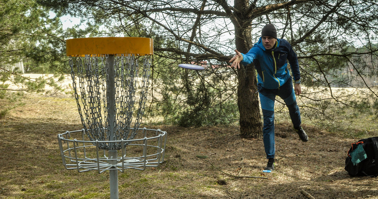 Co to jest disc golf? Ten sport zdobywa w Polsce popularność