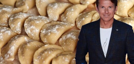 Zamiast wody dwa sekretne składniki. Oto ciasto na pierogi z przepisu Karola Okrasy