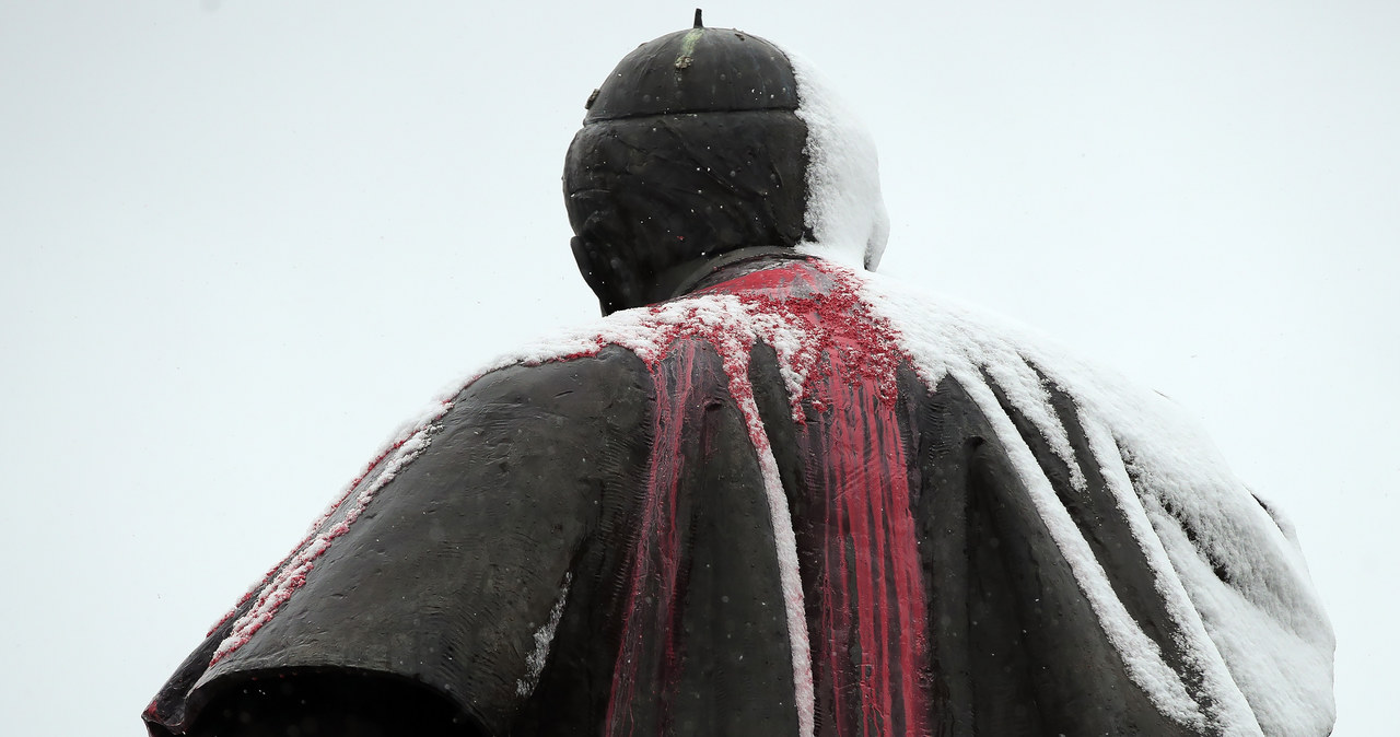 Pomnik Jana Pawła II w Stalowej Woli oblany czerwoną farbą