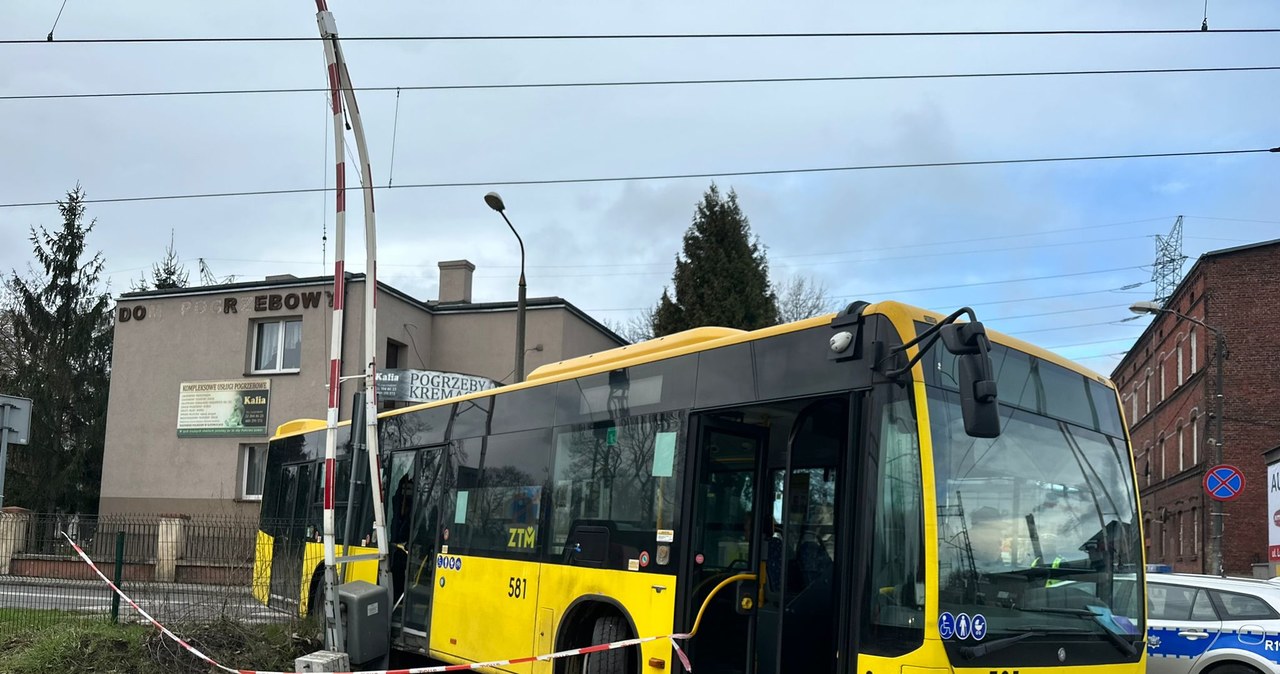 Katowice: Autobus zdemolował szlaban i utknął na przejeździe kolejowym