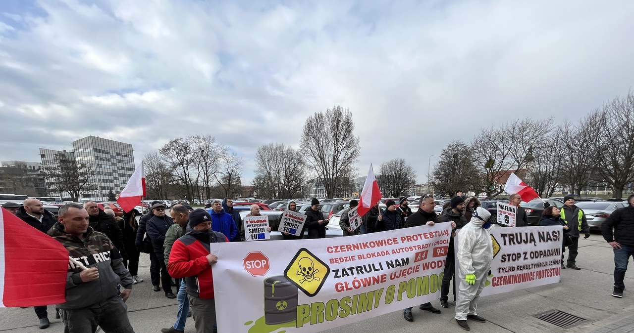Mieszkańcy nie chcą toksycznych odpadów. Protest przed Urzędem Marszałkowskim
