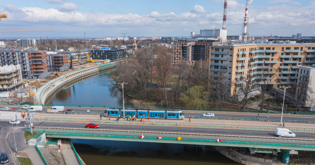 Tramwaj po raz pierwszy na Moście Dmowskiego we Wrocławiu. „Historyczna chwila”