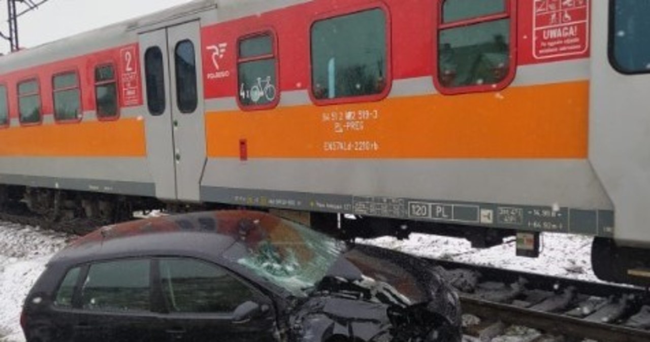 Świętokrzyskie: Auto wjechało pod pociąg