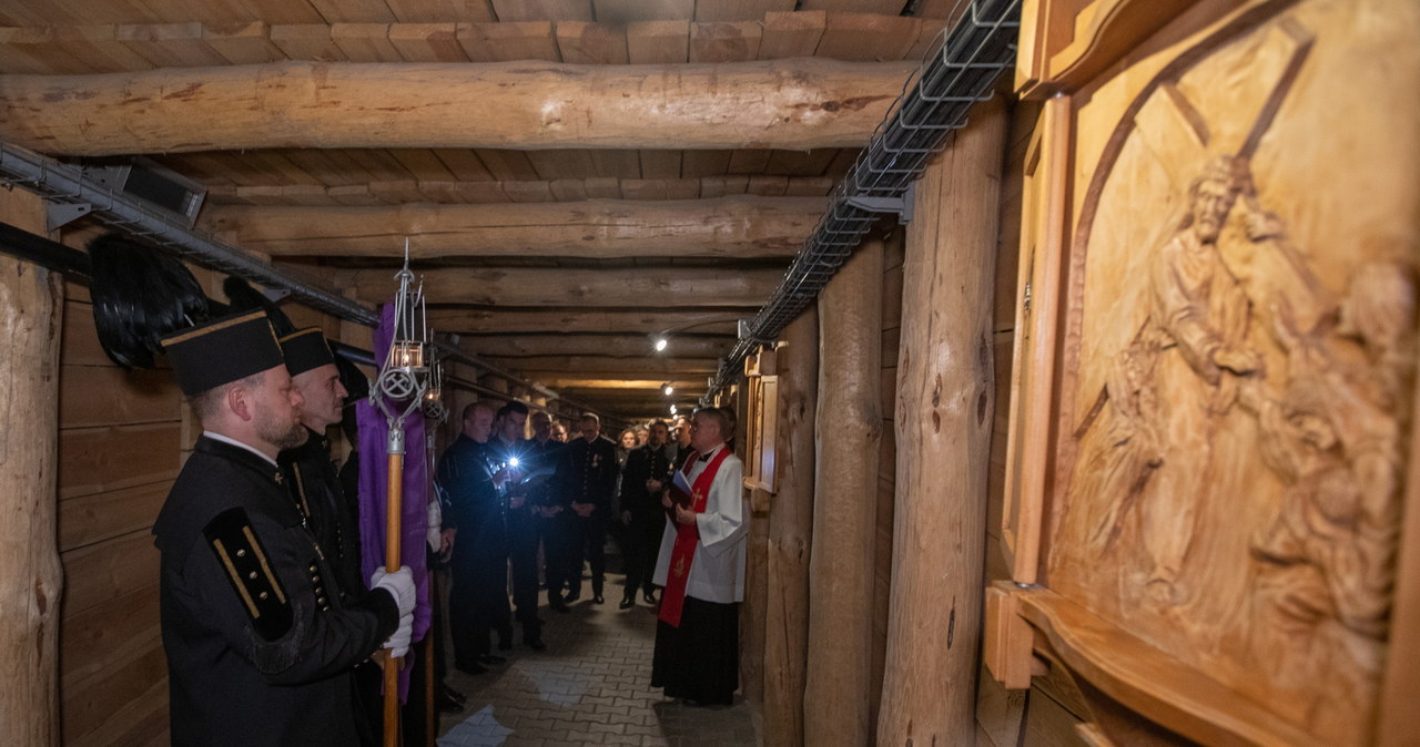 ​Górnicy wieliccy przeszli podziemną Drogą Krzyżową