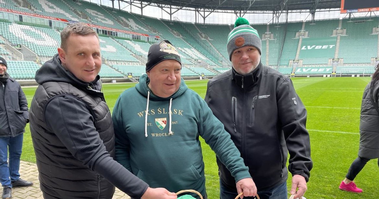 Nietypowe miejsce. We Wrocławiu pokarmy poświęcono na stadionie