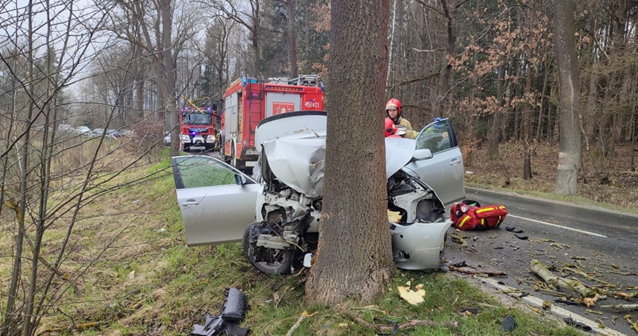 Auto uderzyło w drzewo. Są ranni