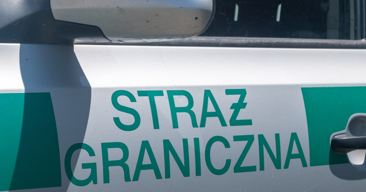 Grupa imigrantów zaatakowała strażników granicznych. „Rzucali kamieniami”