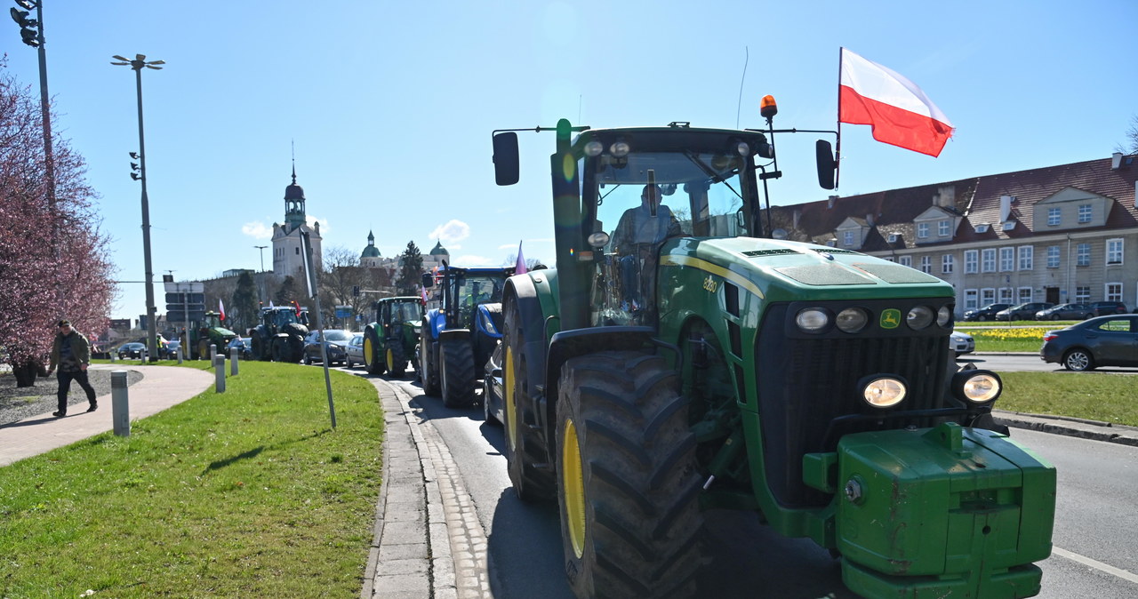 Rolnicze traktory nadal stoją na Wałach Chrobrego w Szczecinie