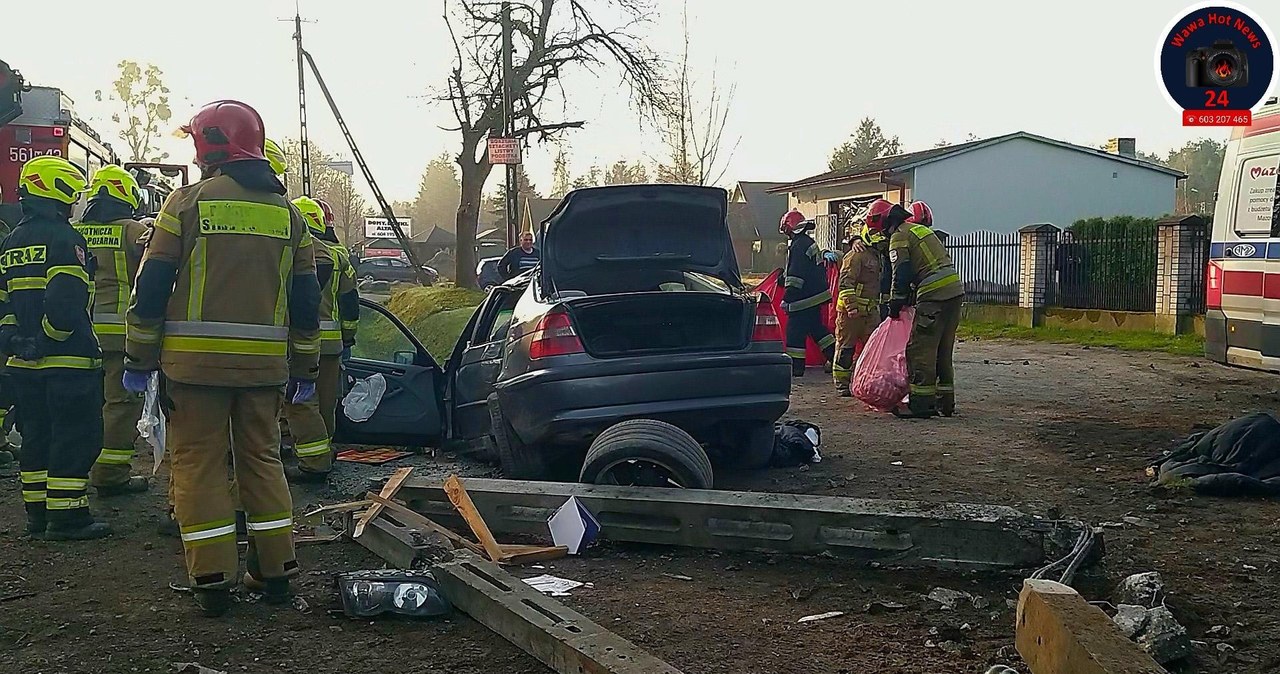 Góra Kalwaria: Pędzące bmw uderzyło w słup, pasażer zmarł