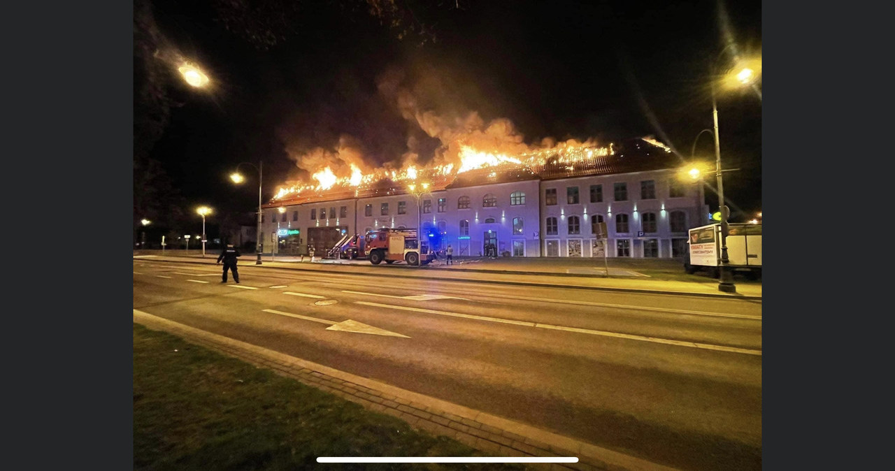 Pożar dachu galerii handlowej w Ełku opanowany