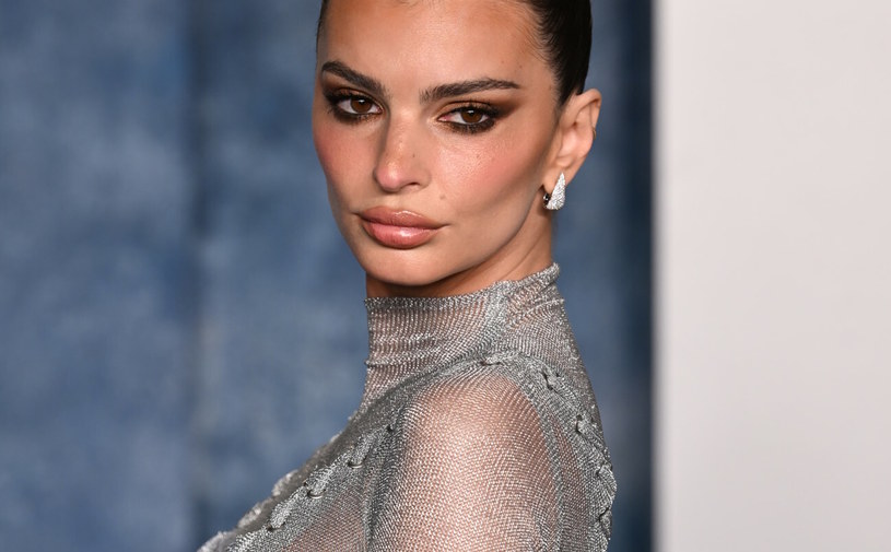 Emily Ratajkowski eksponuje płaski brzuch. Pokazała za dużo?