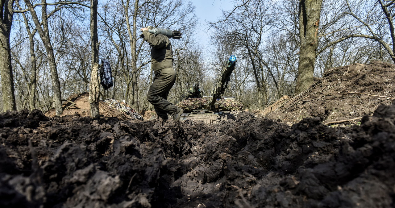 Barbarzyństwo Rosjan. Obcinają głowy ukraińskim żołnierzom