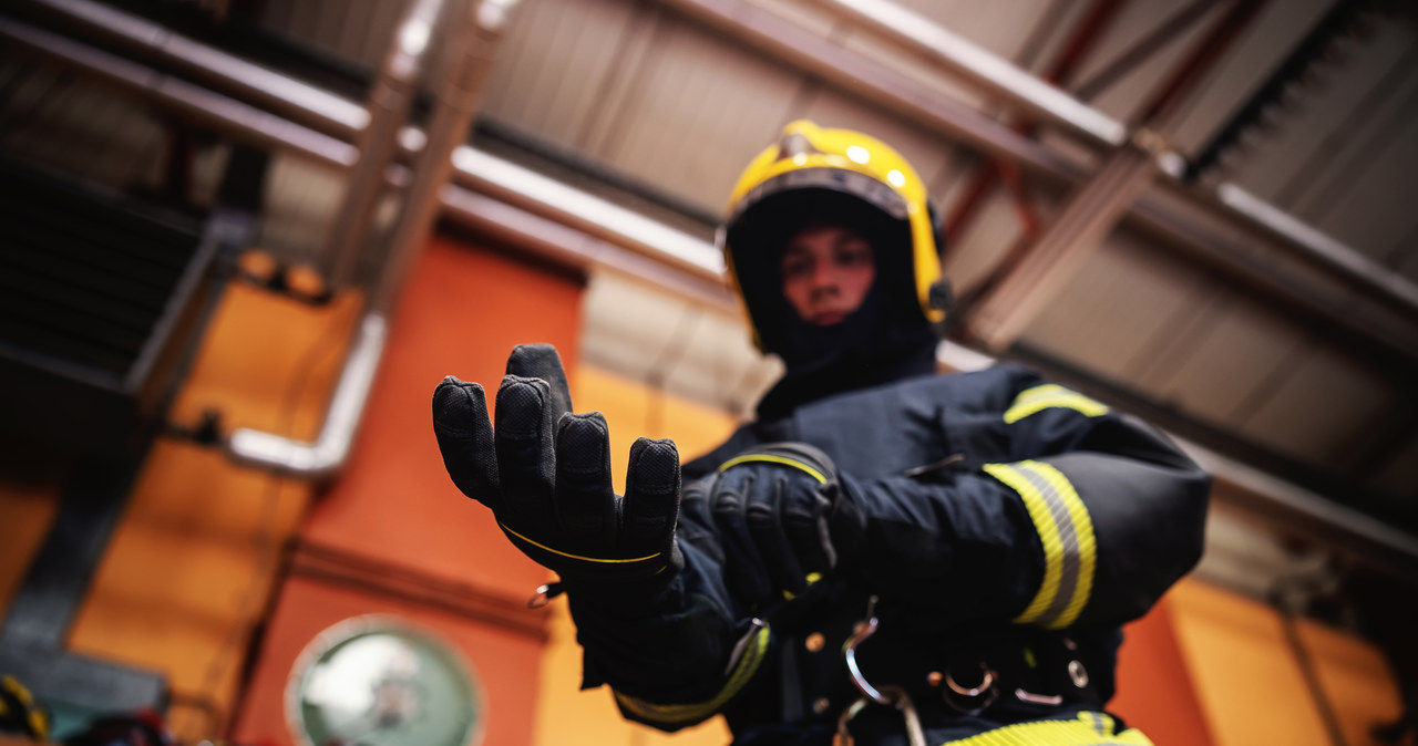 Porzucona naczepa z chemikaliami pod centrum handlowym. Sprawę badają służby