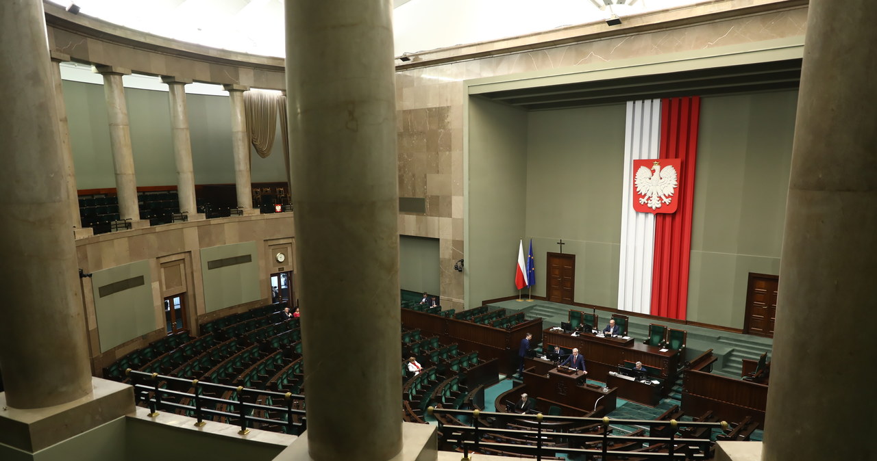 Projekty o rencie socjalnej i świadczeniu wspierającym przekazane do komisji sejmowej