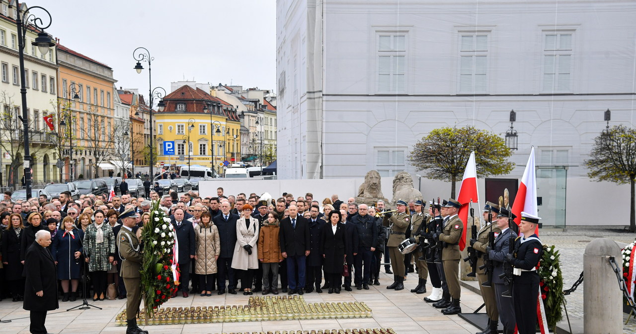 Rocznica katastrofy smoleńskiej. Apel Pamięci przed Pałacem Prezydenckim