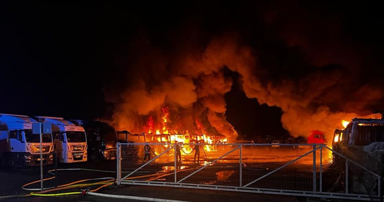 Gigantyczny pożar na Dolnym Śląsku. Spłonęło 16 ciężarówek