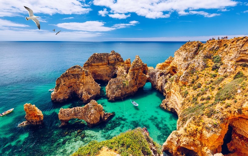 Lazurowa woda, piaszczyste plaże i majestatyczne klify. Oto jakie „perełki” skrywa Algarve, czyli południe Portugalii