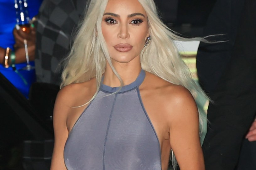 Kim Kardashian postawiła na róż. Zapozowała w obcisłym stroju