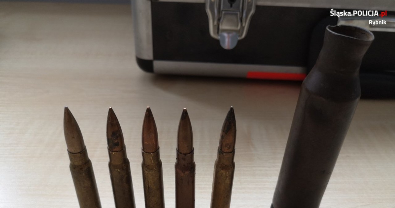 Karabinek, rewolwery, pocisk i detonator w mieszkaniu. 46-latek z zarzutami