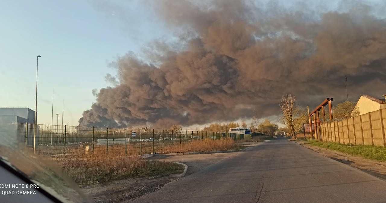 Pożar składowiska opon w Koninie. Gęsty, czarny dym nad miastem