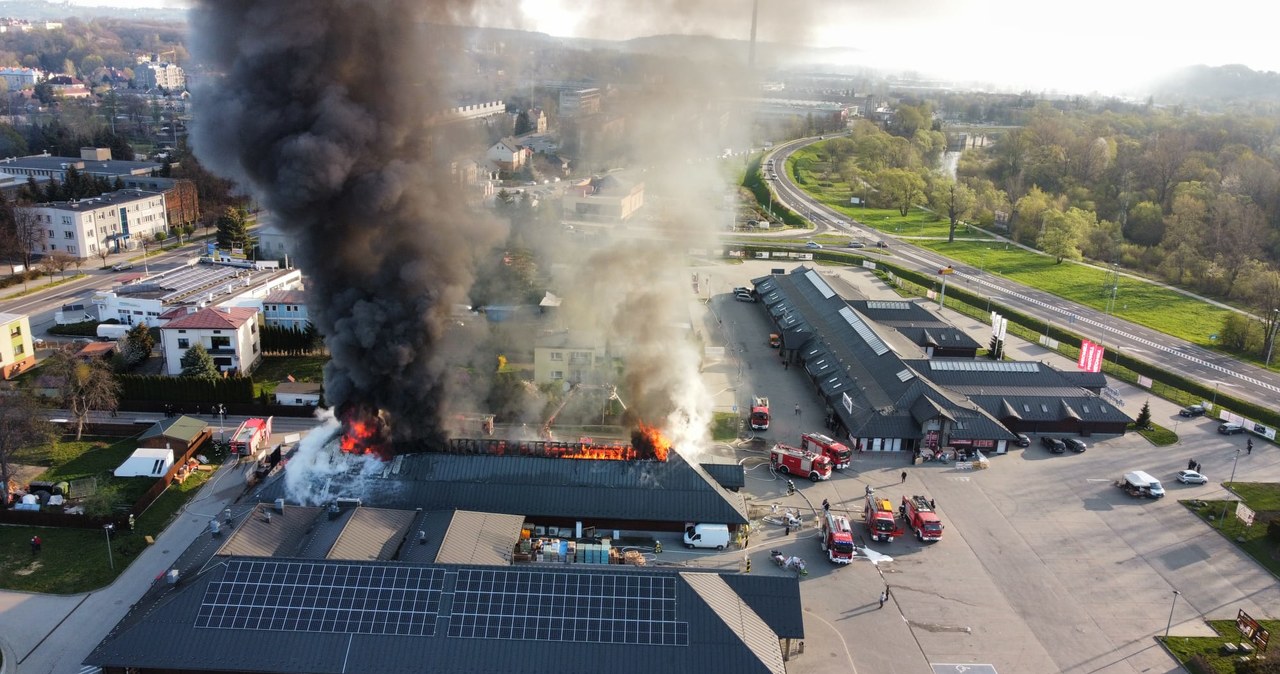 Pożar sklepu w Gorlicach. Zawalił się dach budynku