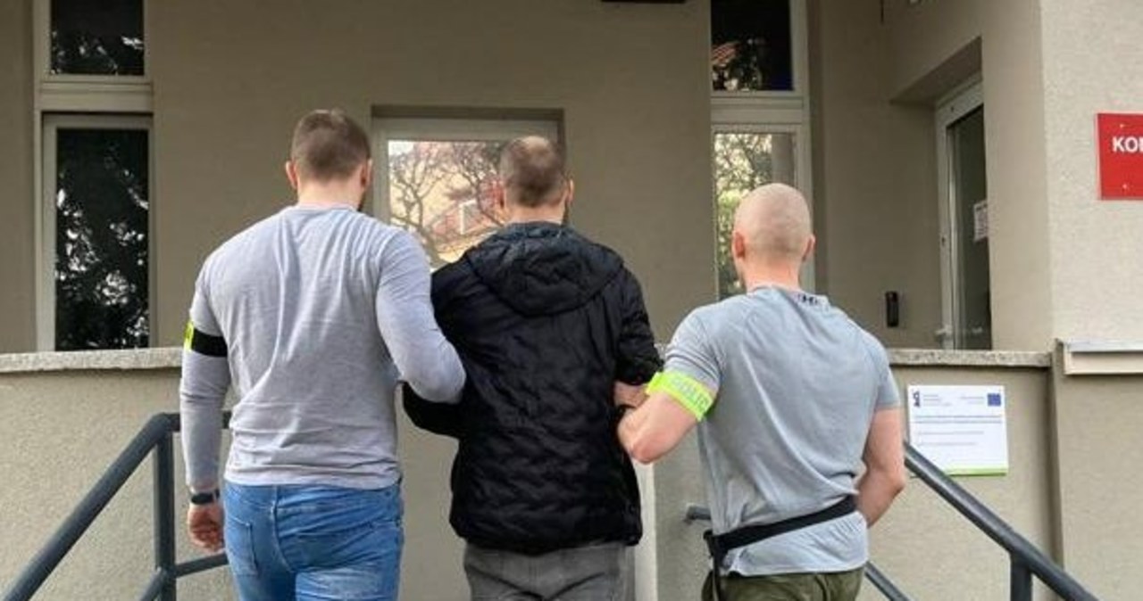 Groził bronią przechodniowi. 33-latek usłyszał zarzuty