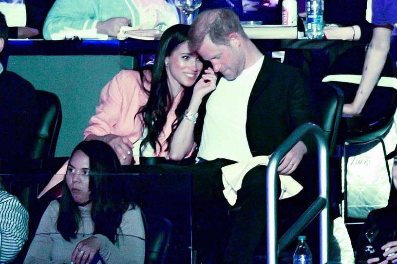 Zakochani Meghan Markle i książę Harry na trybunach. Co za zdjęcia