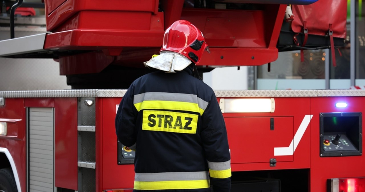 Kierowca bmw wjechał w ścianę marketu i przebił ją na wylot
