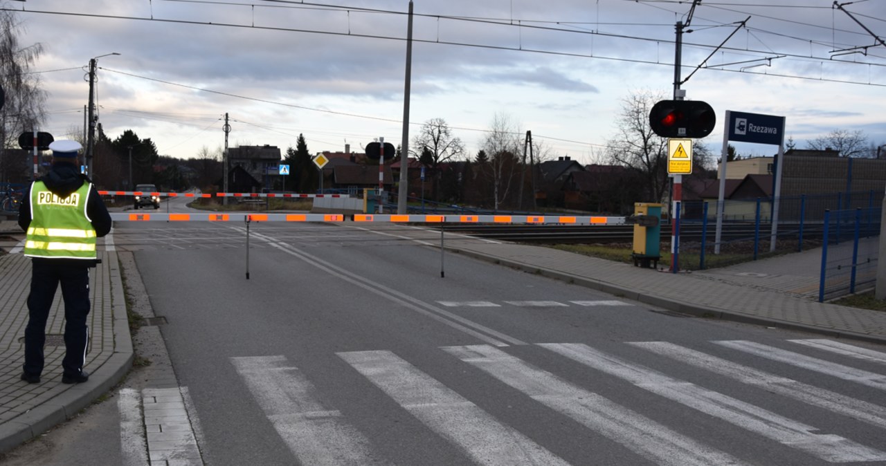 Utknął autem na przejeździe kolejowym. Dostał 2 tys. zł mandatu