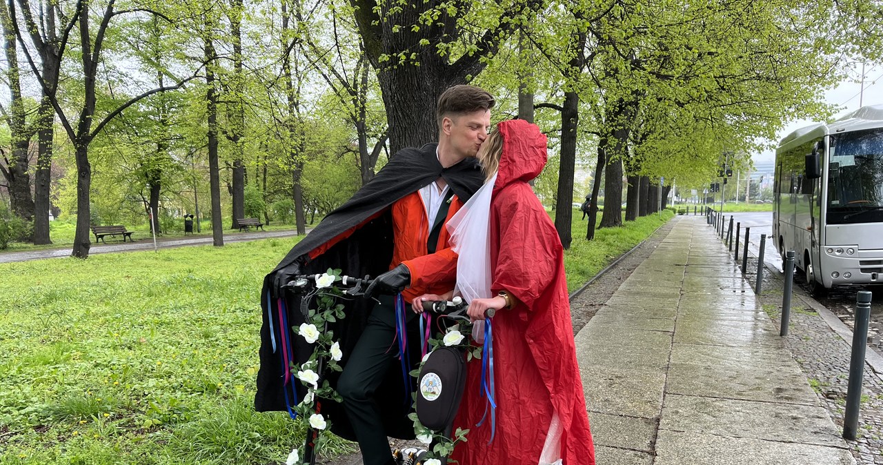 Niecodzienna sytuacja we Wrocławiu. Młoda para na hulajnogach