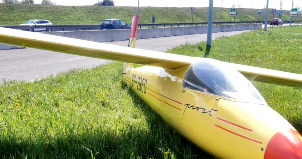 Szybowiec wylądował przy węźle autostrady A1 w Żorach