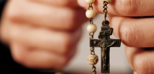 Przez 12 godzin będą odmawiać różaniec. Tak ojciec Rydzyk chce ratować małżeństwa