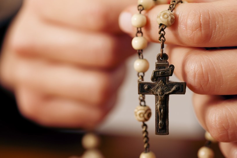 Przez 12 godzin będą odmawiać różaniec. Tak ojciec Rydzyk chce ratować małżeństwa