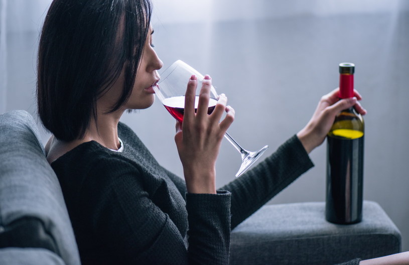 Wpływ alkoholu na zdrowie. Dlaczego po zakrapianej imprezie „urywa się film”?