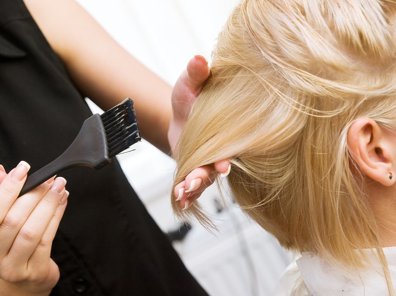 Produkty, które wypłukują blond. Jajecznica zamiast słonecznych kosmyków