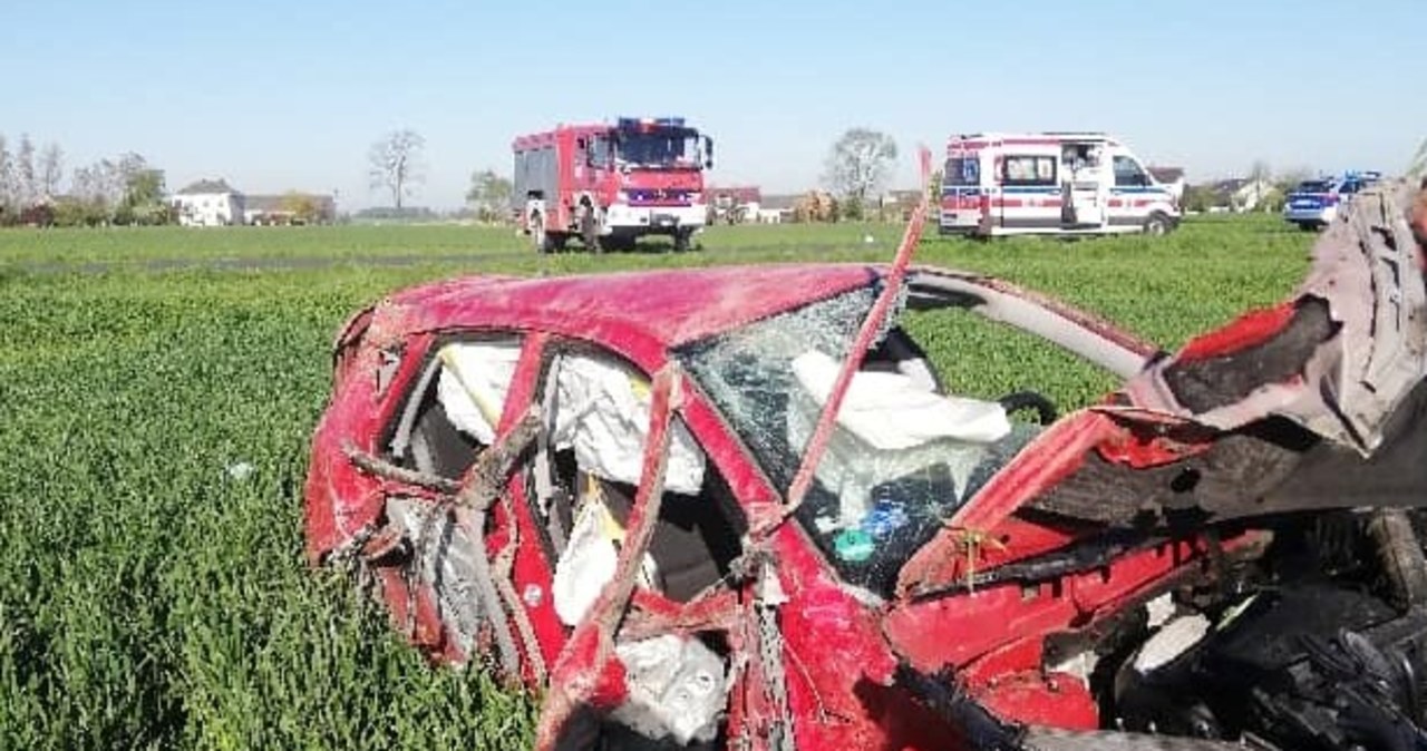 Auto uderzyło w drzewo, a potem dachowało. Nie żyje 39-latek