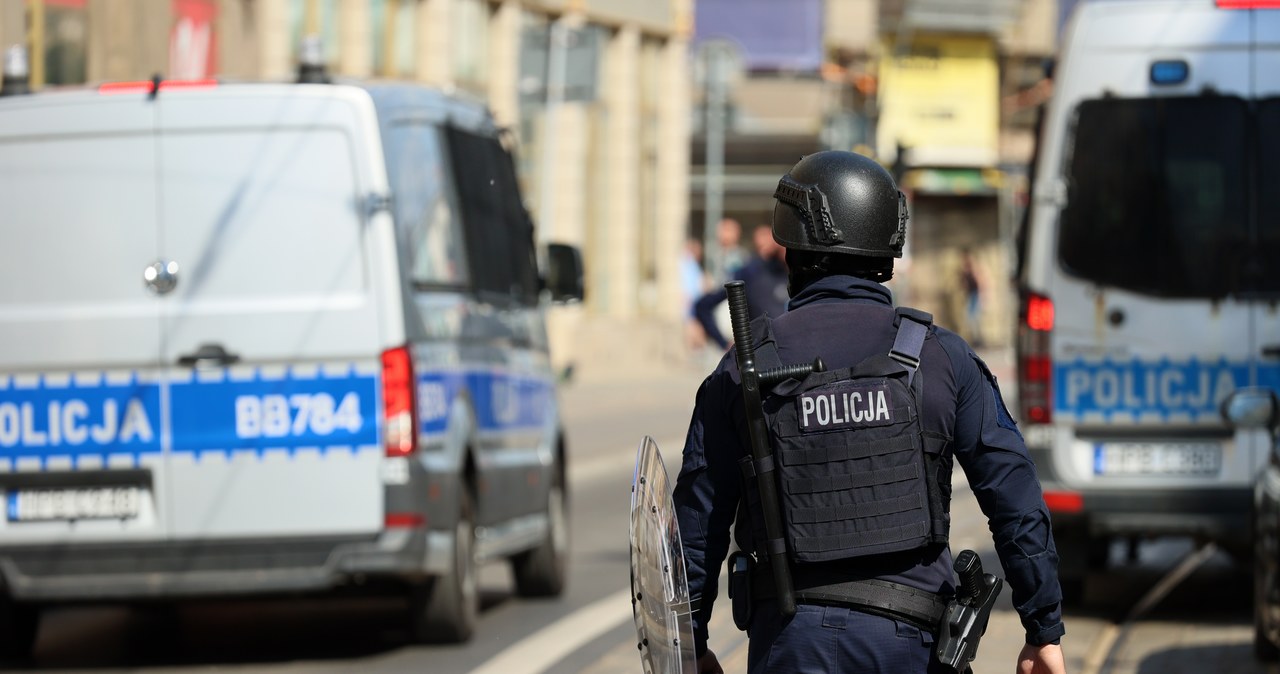Atak z siekierą w ręku na stołecznych policjantów
