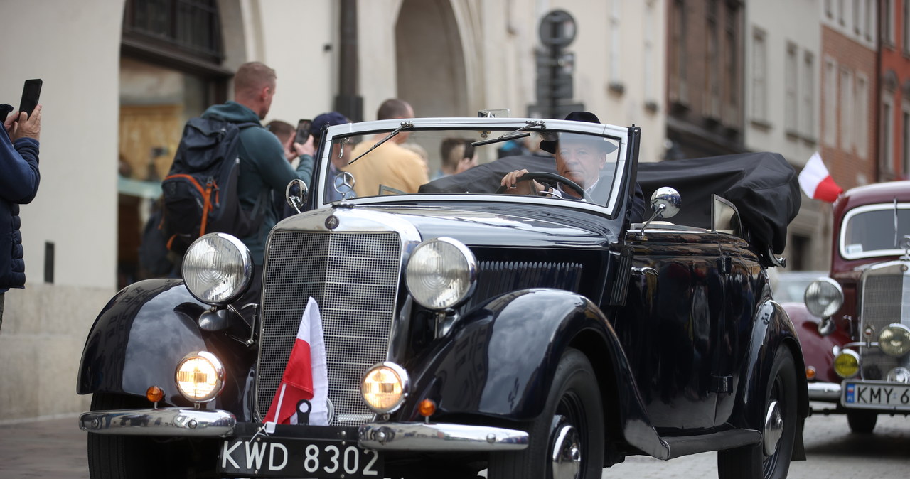 Dzień Flagi w Krakowie. 2 tys. biało-czerwonych chorągwi, zabytkowe samochody i lokalna kuchnia