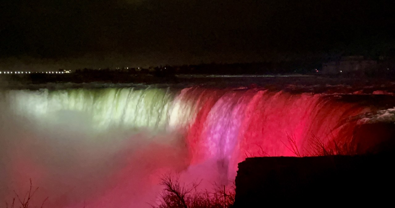 Wodospad Niagara podświetlony na biało-czerwono. Niesamowite widowisko!