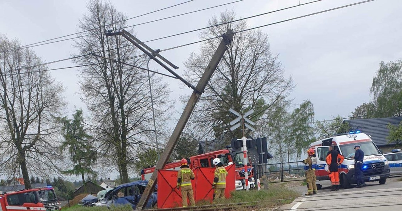Śmiertelny wypadek na torach. Auto wjechało pod pociąg