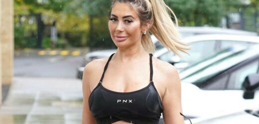 Chloe Ferry eksponuje ciało w wyciętym stroju. Sporo pokazała