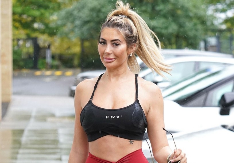 Chloe Ferry eksponuje ciało w wyciętym stroju. Sporo pokazała