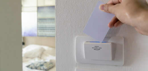 Nie znasz jeszcze triku z hotelową kartą? W ten prosty sposób „oszukasz” czytnik