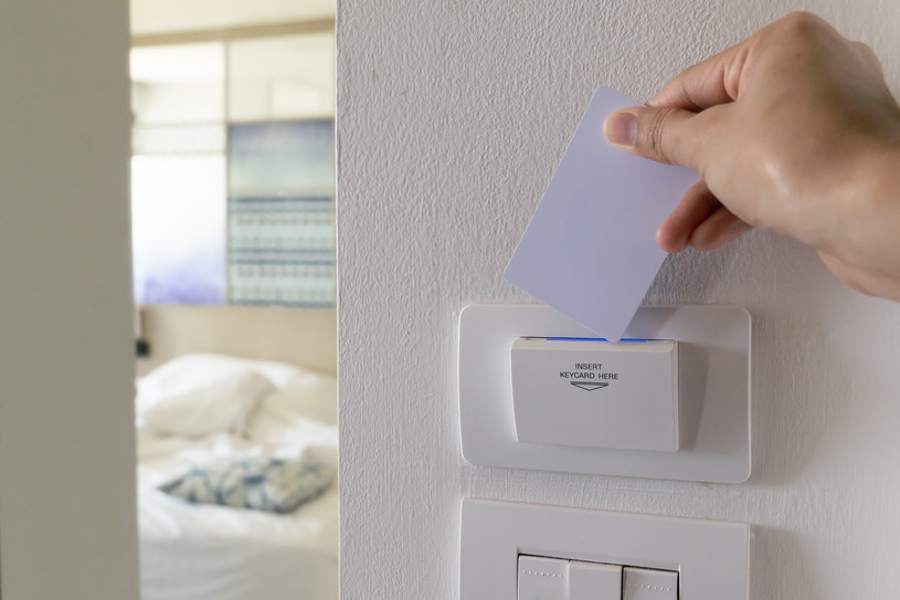 Nie znasz jeszcze triku z hotelową kartą? W ten prosty sposób „oszukasz” czytnik