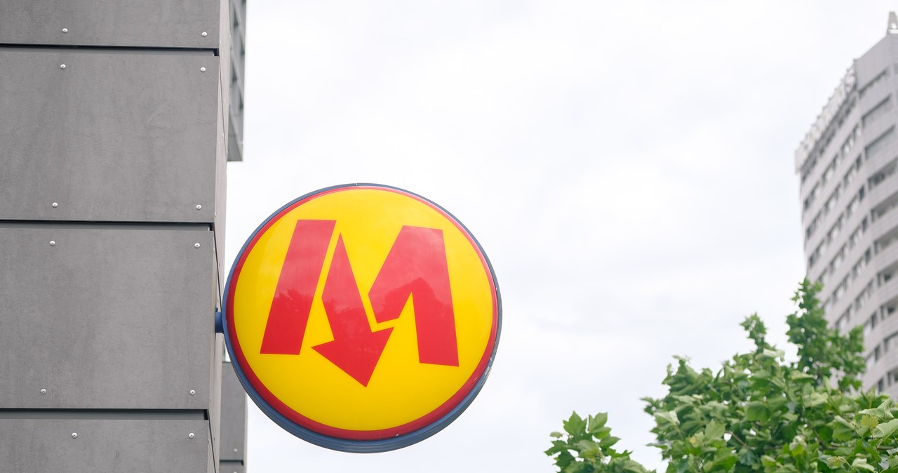 Pies wbiegł do tunelu metra w Warszawie. Są utrudnienia