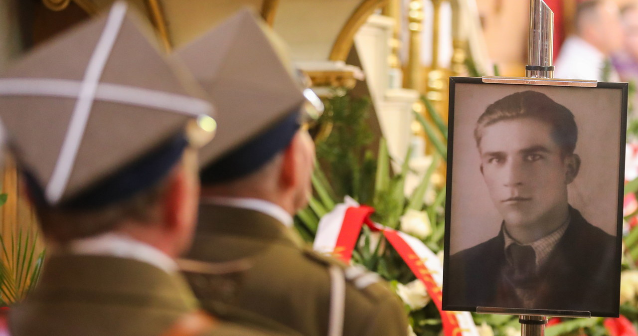Z wojskowymi honorami pochowano zabitego przez UB Jana Sałapatka „Orła”